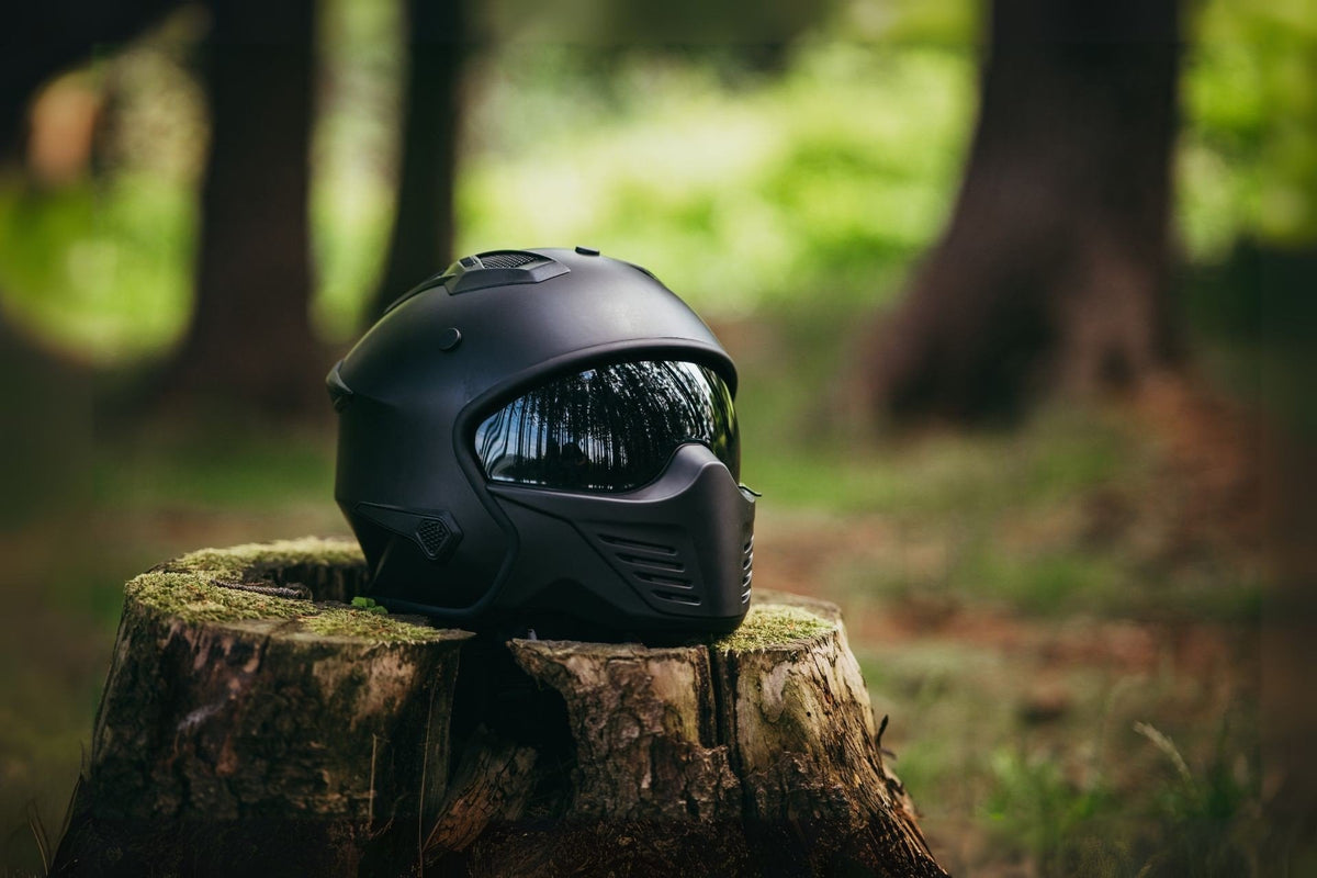 Fahrer mit Helm auf einem E-Scooter