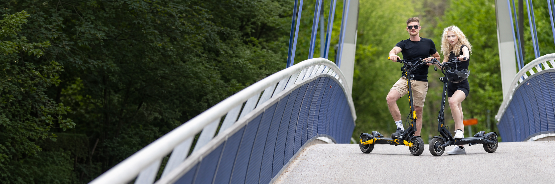 Teverun Blade Mini E-Scooter auf einer Brücke